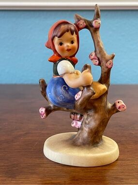 Vtg Hummel #141 3/0 “Apple Tree Girl” Figurine W. Germany TMK Stylized Bee